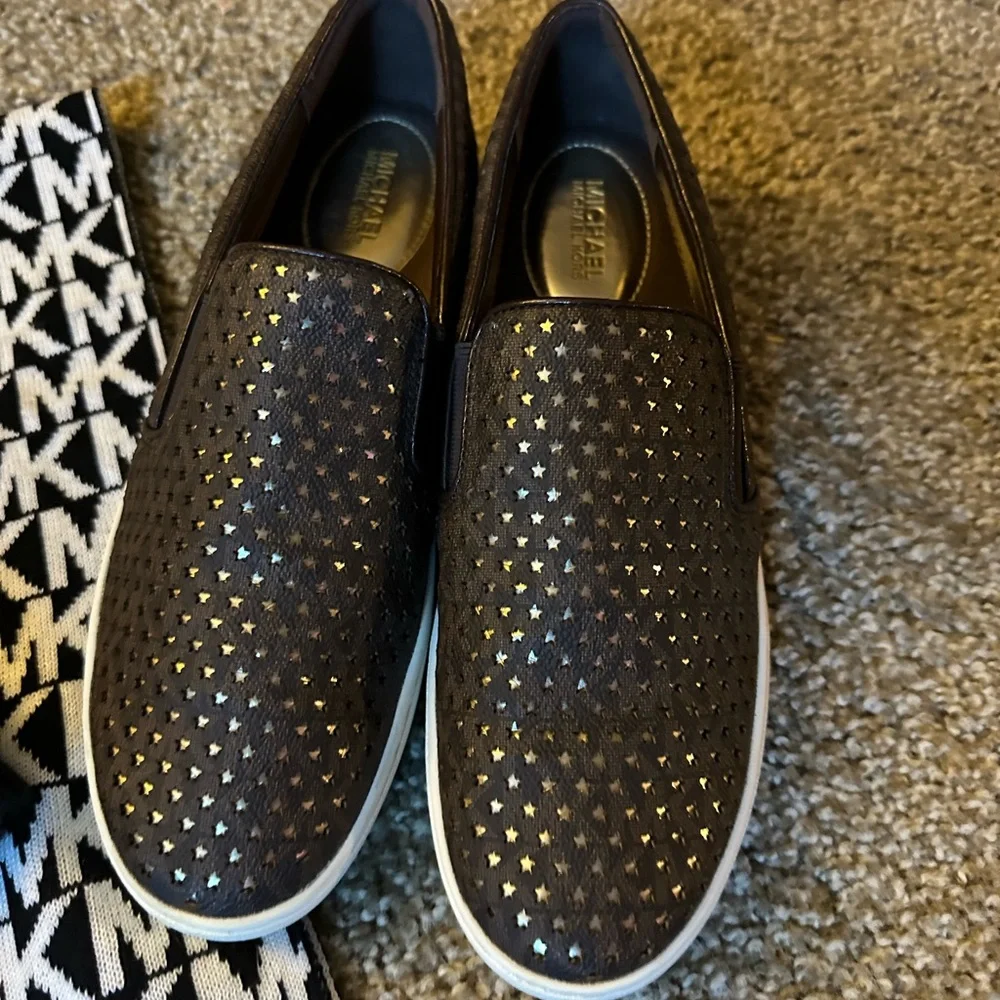 Beautiful brown suede Lake with gold accent, Michael Kors slides - Picture 5 of 6